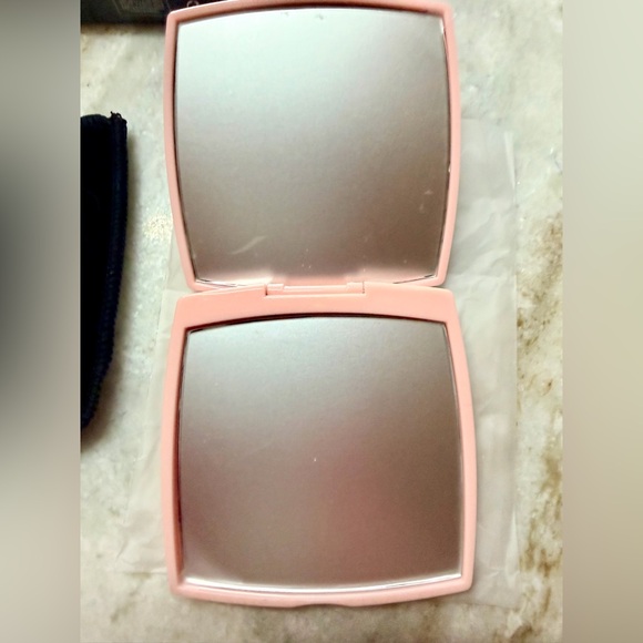 Chanel MIROIR DOUBLE FACETTES Mirror Duo in Pink. Sealed in plastic. New in Box - Picture 6 of 10